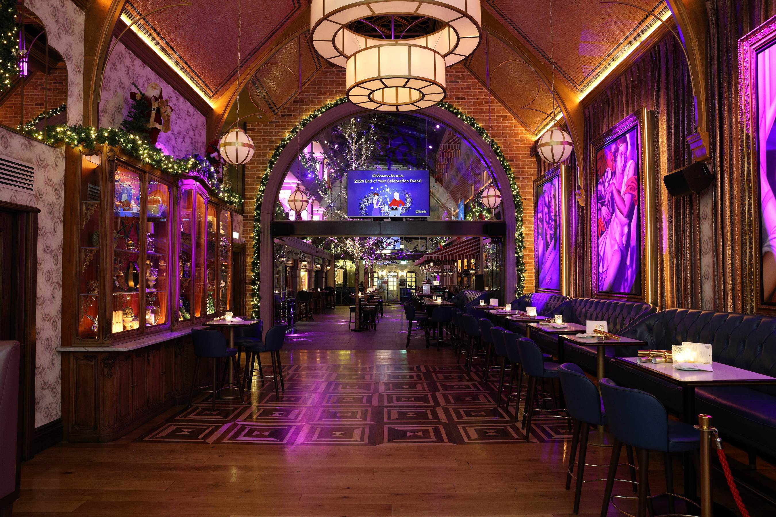 A large financial client organised their  Christmas party in Cafe en Seine, for between 500 and 700 staff