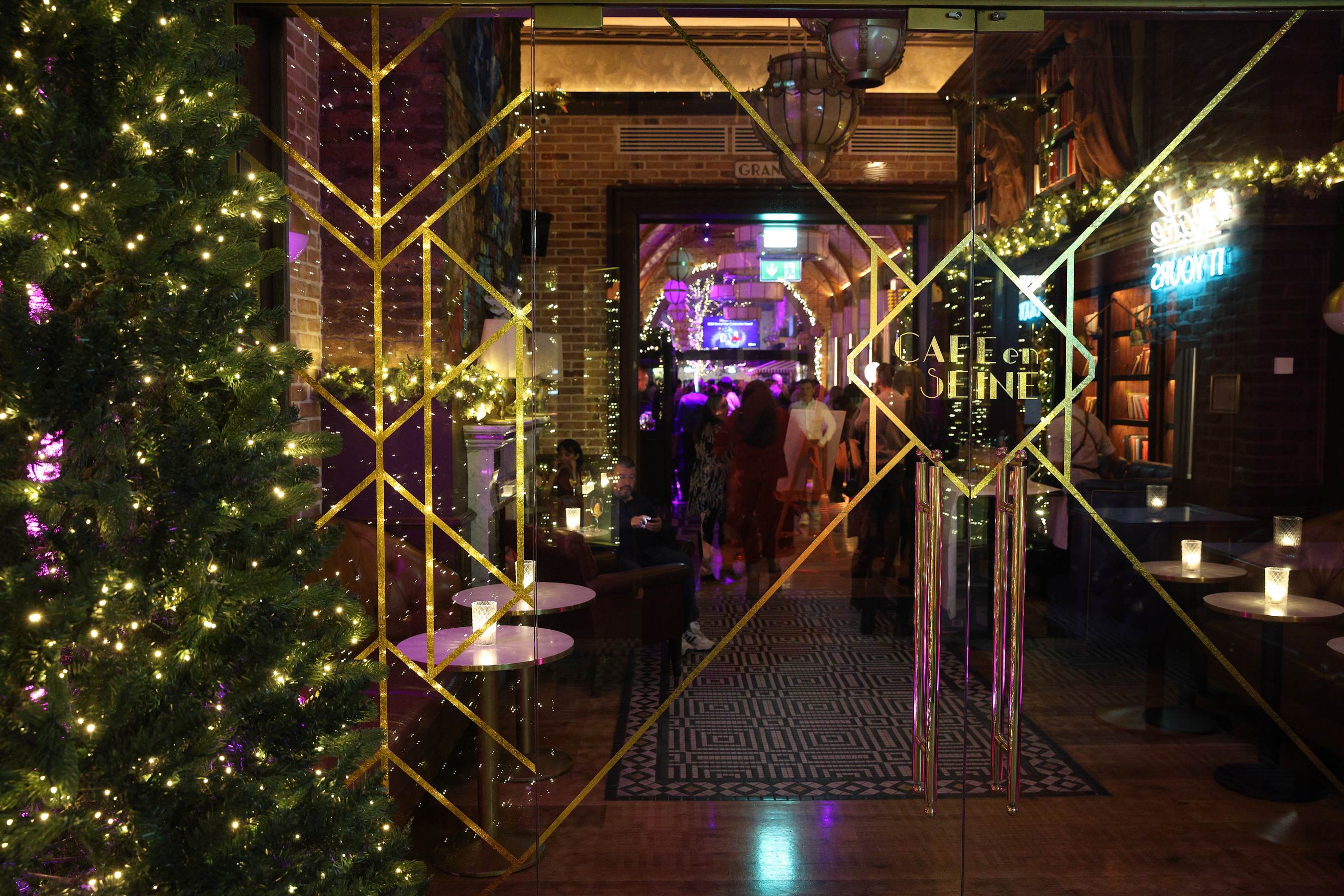 A large financial client organised their  Christmas party in Cafe en Seine, for between 500 and 700 staff