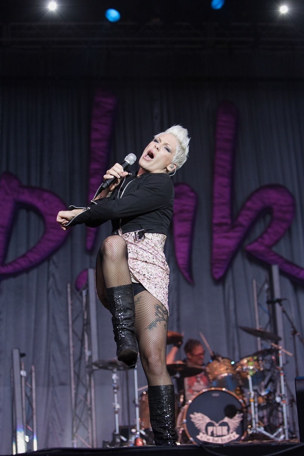 Pink singing and lifting her knee up to her waist