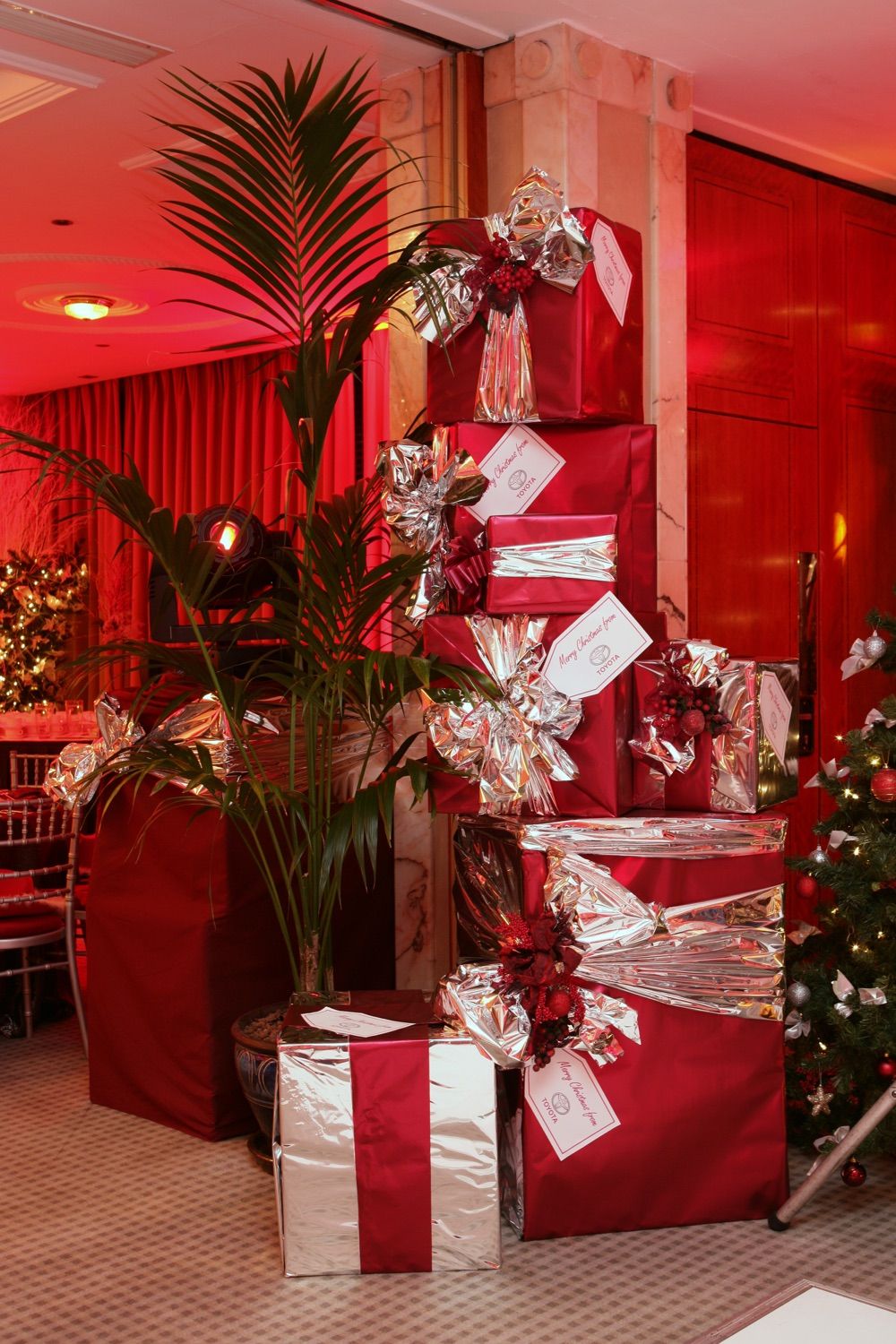 Room decor and lighting for a corporate Christmas party